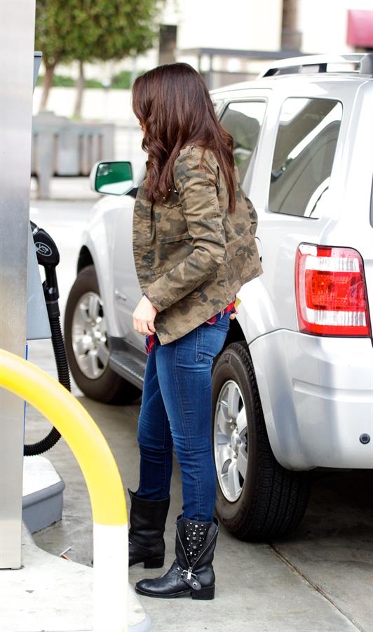 Selena Gomez at a gas station in Los Angeles November 17, 2012 