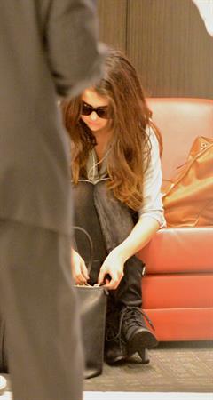Selena Gomez at Los Angeles airport November 10, 2012