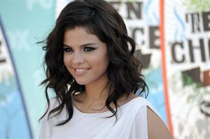 Selena Gomez at the 2010 Teen Choice Awards at the Gibson Amphitheatre on August 8 
