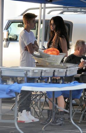 Selena Gomez - On the set of 'Feed the Dog' in Los Angeles Augusts 29, 2012