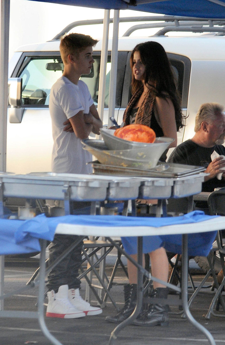 Selena Gomez - On the set of 'Feed the Dog' in Los Angeles Augusts 29, 2012