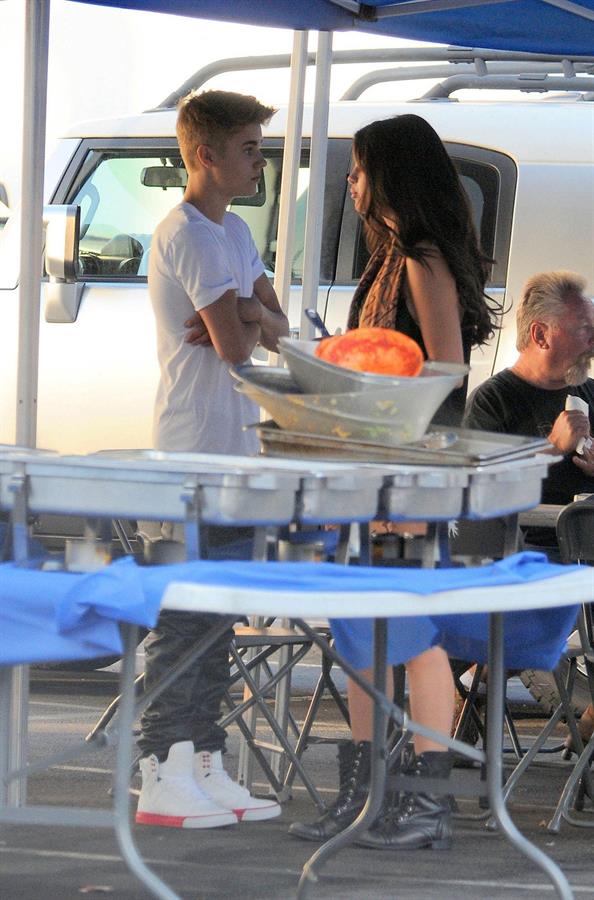 Selena Gomez - On the set of 'Feed the Dog' in Los Angeles Augusts 29, 2012