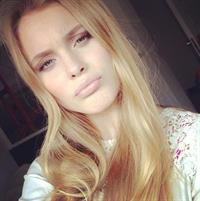 Zara Larsson taking a selfie