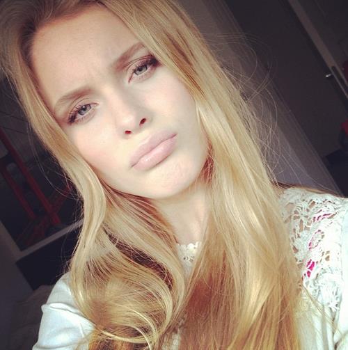 Zara Larsson taking a selfie