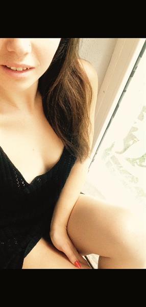 Alexis Young taking a selfie