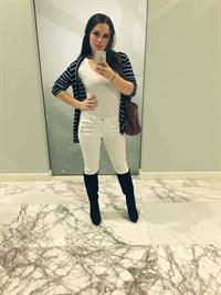 Alexis Young taking a selfie