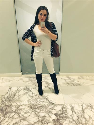 Alexis Young taking a selfie