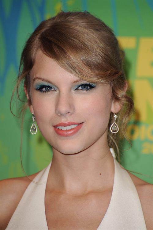 Taylor Swift at the 2011 Teen Choice Awards August 07, 2011 