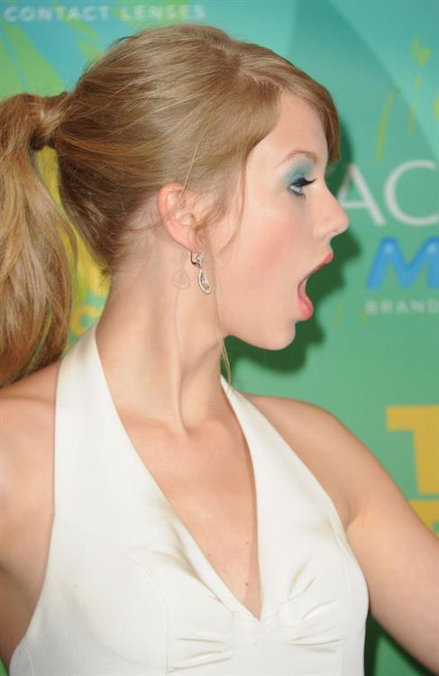 Taylor Swift at the 2011 Teen Choice Awards August 07, 2011 