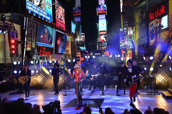 Taylor Swift Performs during New Year's Eve 2013 Times Square in New York Decemeber 31, 2012 
