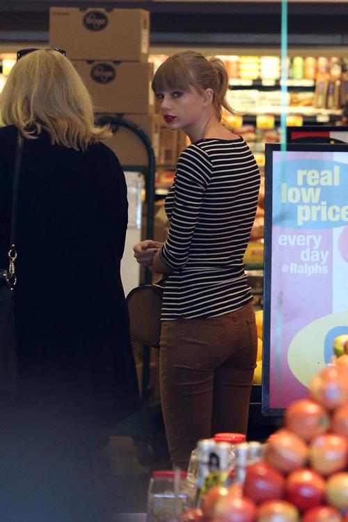 Taylor Swift grocery shopping in Studio City December 19, 2012