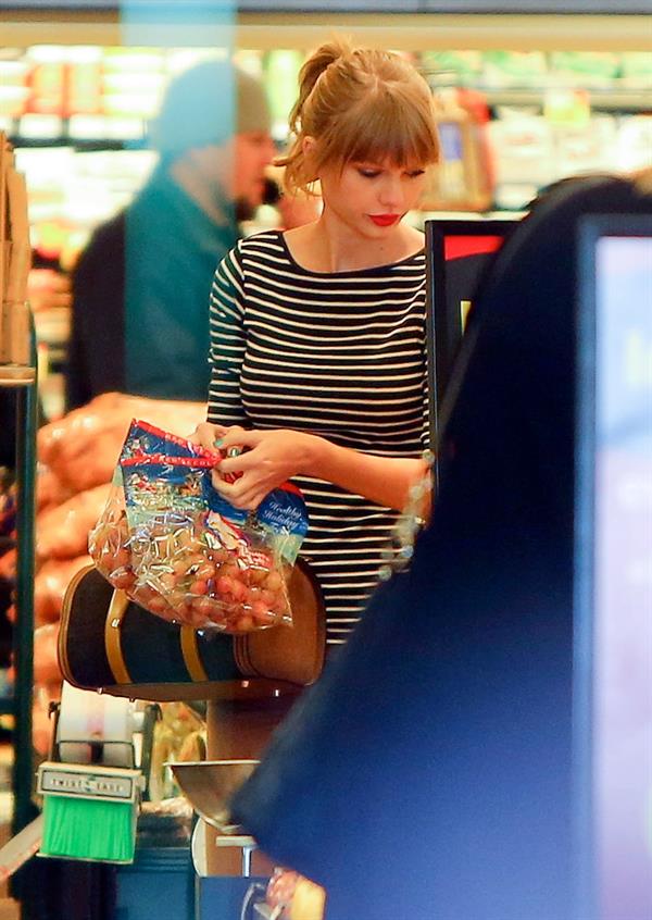 Taylor Swift grocery shopping in Studio City December 19, 2012