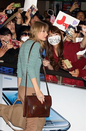 Taylor Swift at Narita International Airport in Tokyo November 21, 2012