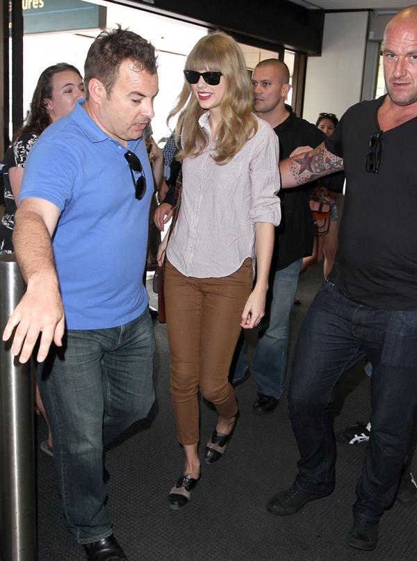 Taylor Swift in Sydney airport November 30, 2012 