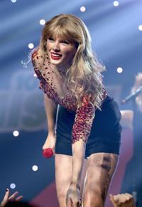 Taylor Swift at the KIIS FM 2012 Jingle Ball concert at Nokia Theatre in Los Angeles - December 1, 2012 