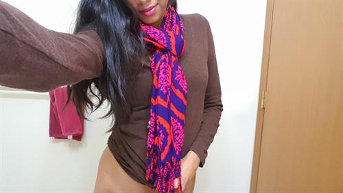 69foxygirl69 taking a selfie