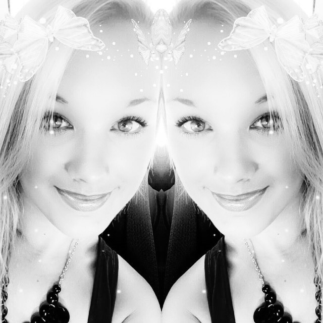 Mariah Alexis Vest Selfie Pictures Mariah Alexis Vest taking a selfie