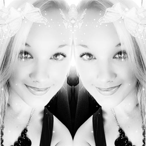 Mariah Alexis Vest taking a selfie