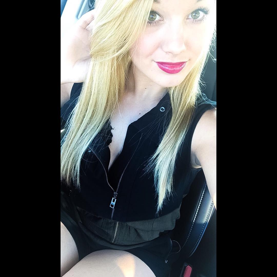 Mariah Alexis Vest Selfie Pictures Mariah Alexis Vest taking a selfie