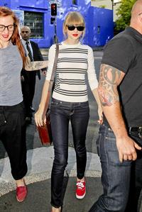 Taylor Swift grabs breakfast at Bills restaurant in Sydney 11/25/12 