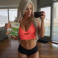 Laci Kay Somers taking a selfie