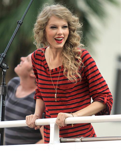 Taylor Swift surprise show at Hollywood Highland October 29, 2010