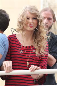 Taylor Swift surprise show at Hollywood Highland October 29, 2010
