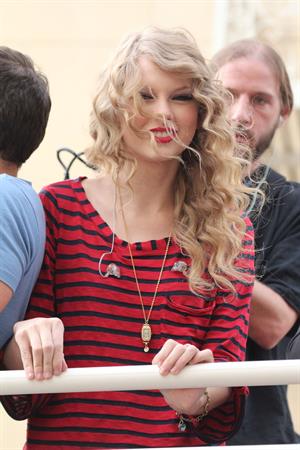 Taylor Swift surprise show at Hollywood Highland October 29, 2010