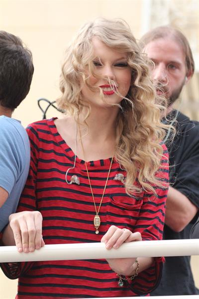 Taylor Swift surprise show at Hollywood Highland October 29, 2010