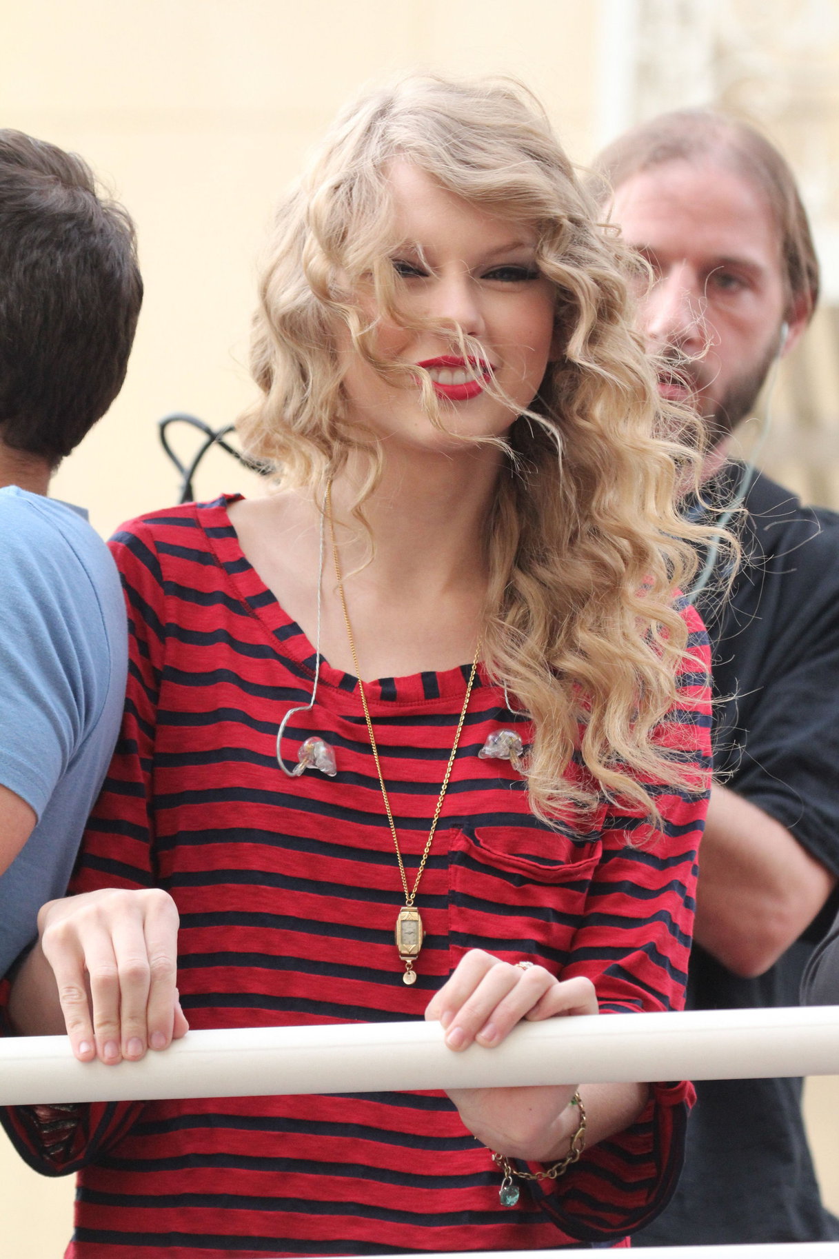 Taylor Swift surprise show at Hollywood Highland October 29, 2010