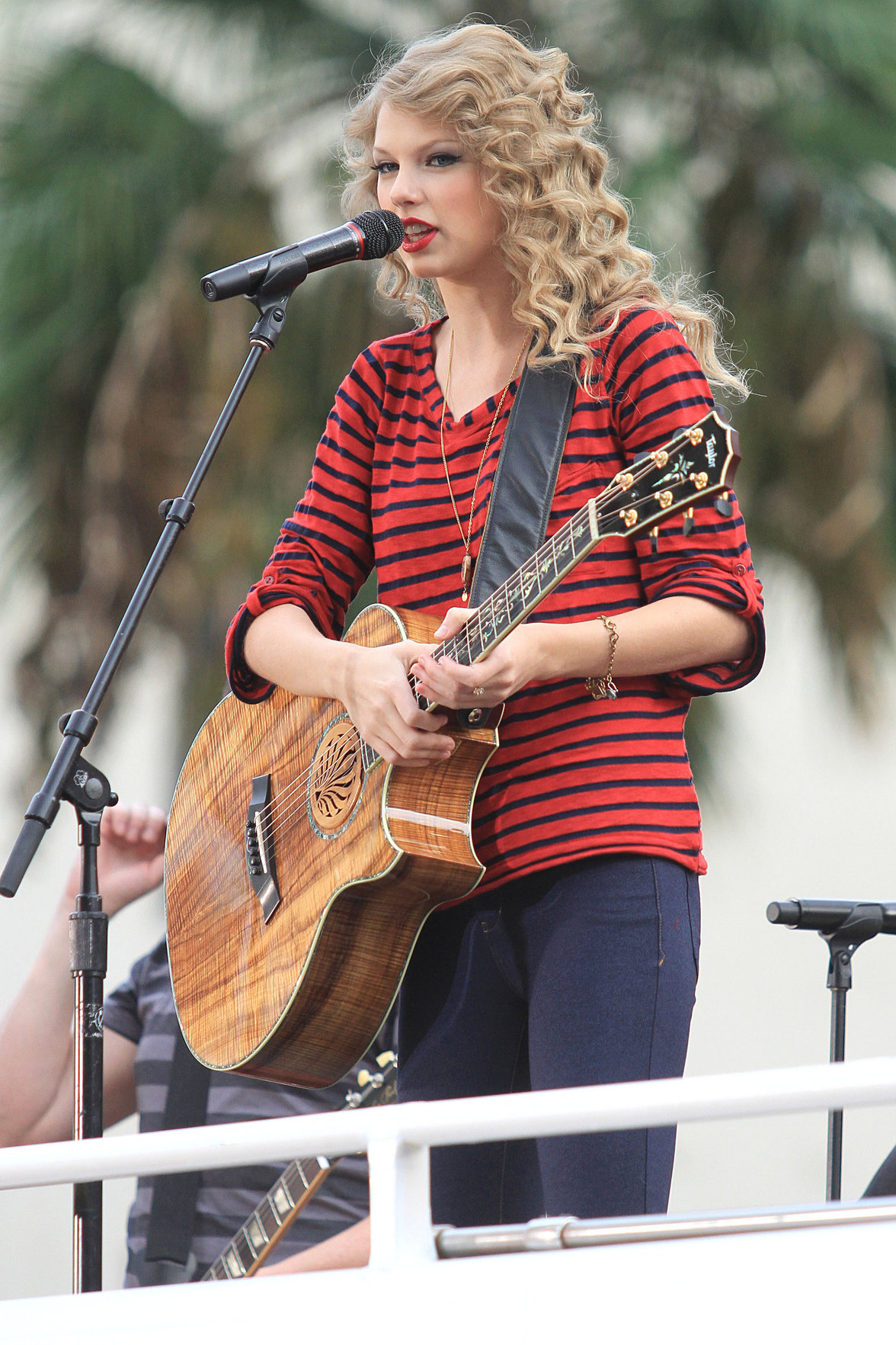 Taylor Swift surprise show at Hollywood Highland October 29, 2010