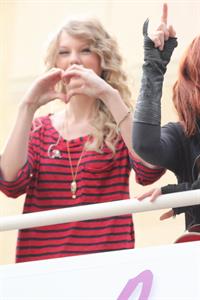 Taylor Swift surprise show at Hollywood Highland October 29, 2010