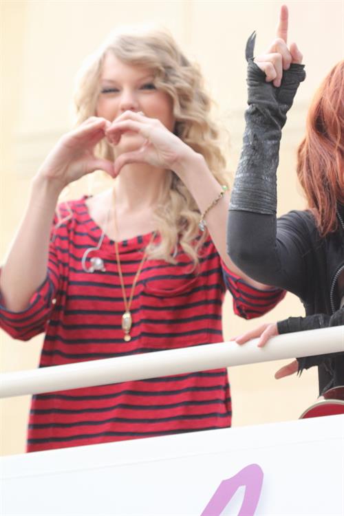 Taylor Swift surprise show at Hollywood Highland October 29, 2010