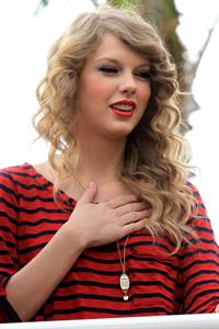 Taylor Swift surprise show at Hollywood Highland October 29, 2010