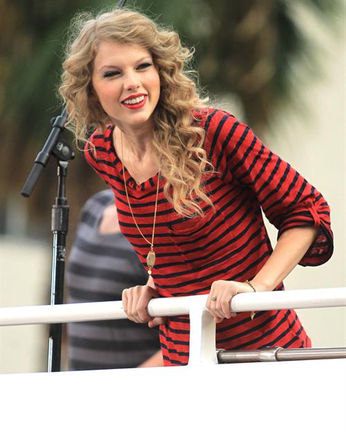 Taylor Swift surprise show at Hollywood Highland October 29, 2010