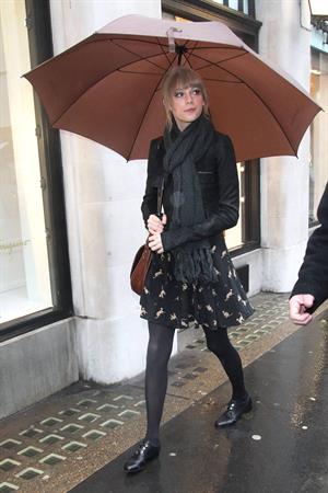 Taylor Swift goes shopping in London on January 24, 2012 
