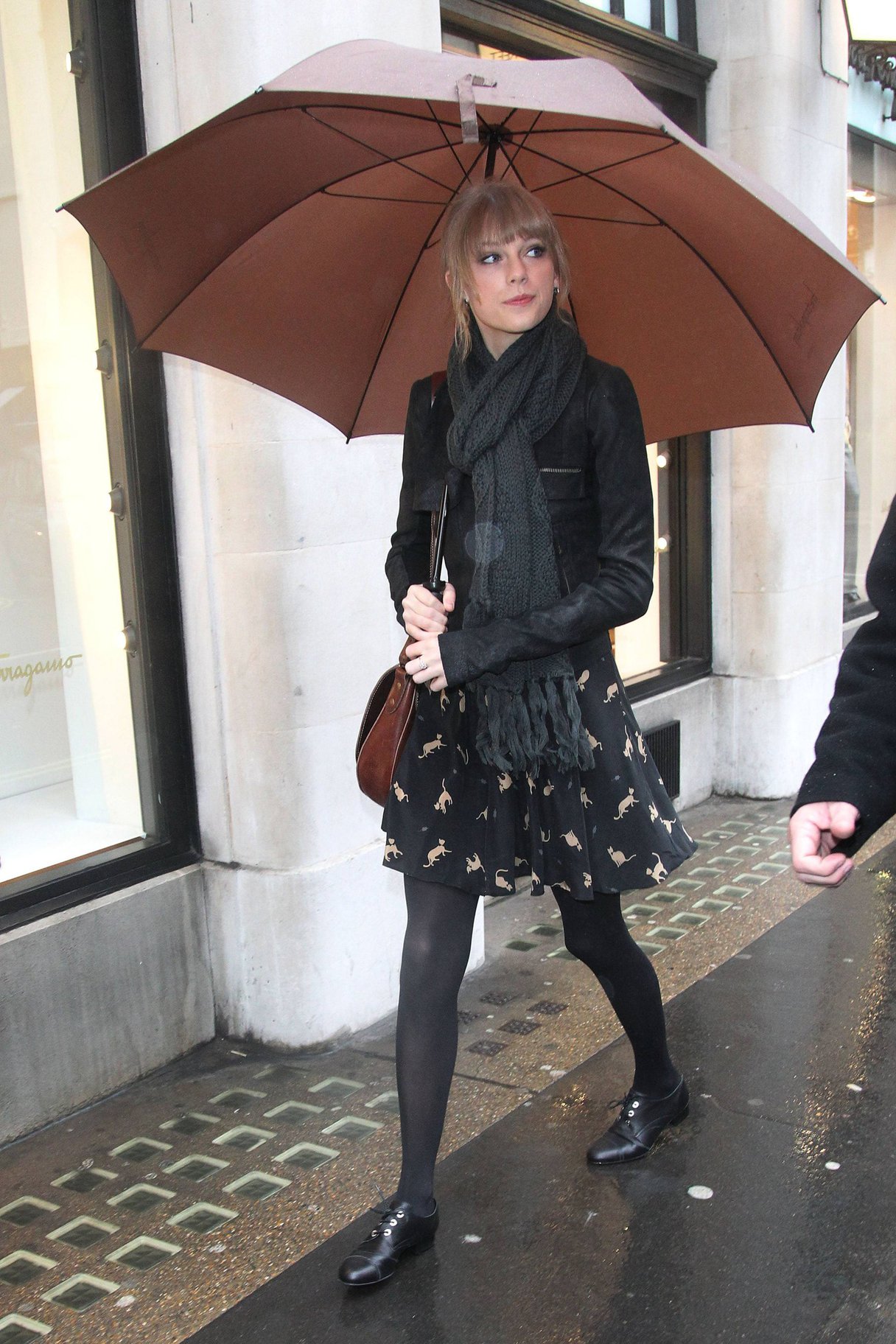 Taylor Swift goes shopping in London on January 24, 2012 