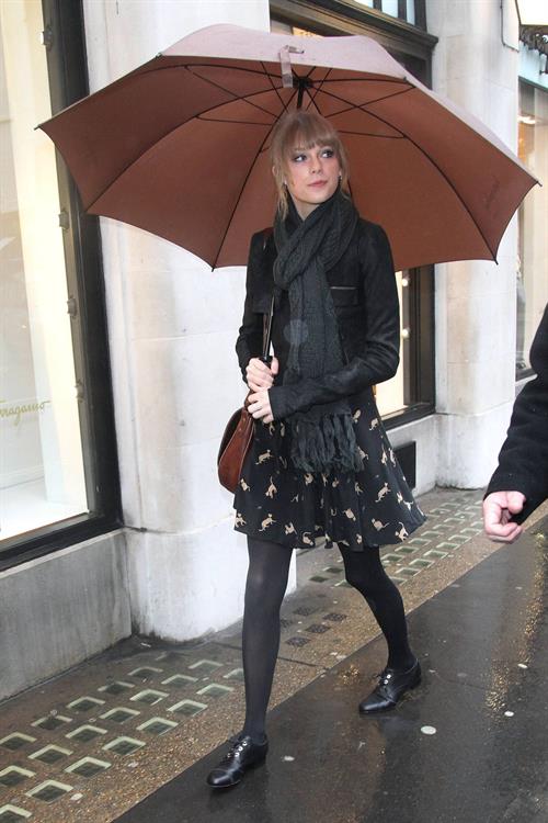 Taylor Swift goes shopping in London on January 24, 2012 