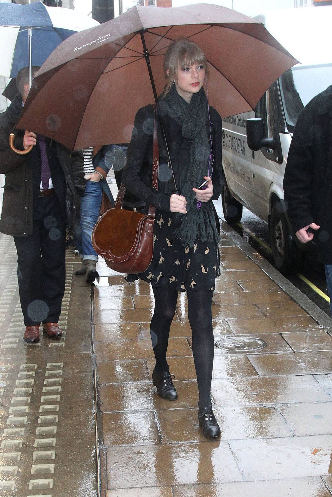 Taylor Swift goes shopping in London on January 24, 2012 