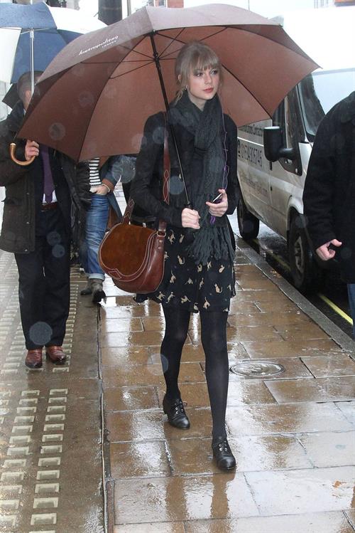 Taylor Swift goes shopping in London on January 24, 2012 