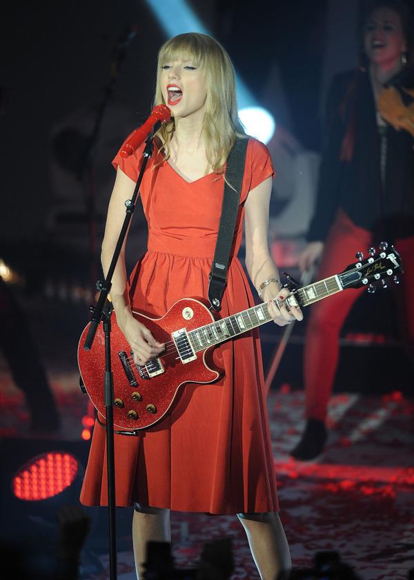 Taylor Swift at Westfield Mall in London 11/6/12