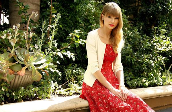 Taylor Swift - Matt Sayles portrait session in Beverly Hills on October 17, 2012