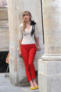 Taylor Swift films music video for ‘Begin Again’ in Paris 10/1/12 