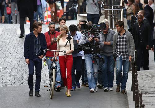 Taylor Swift films music video for ‘Begin Again’ in Paris 10/1/12 