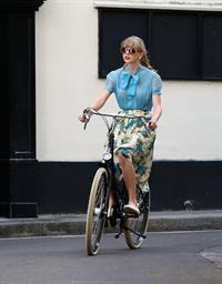 Taylor Swift films music video for ‘Begin Again’ in Paris 10/1/12 
