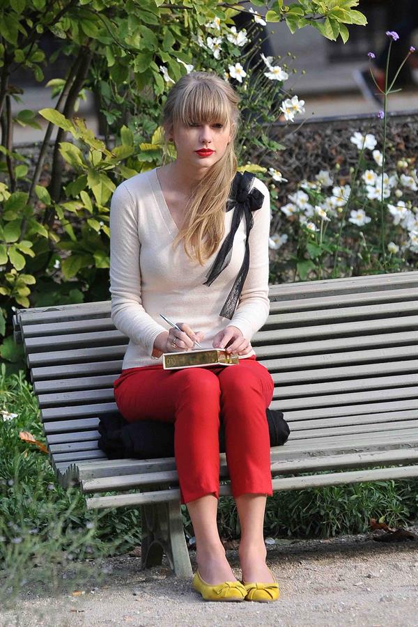 Taylor Swift films music video for ‘Begin Again’ in Paris 10/1/12 