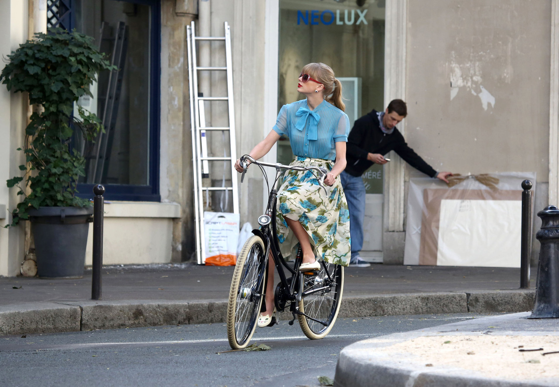 Taylor Swift films music video for ‘Begin Again’ in Paris 10/1/12 