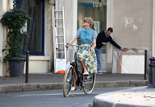 Taylor Swift films music video for ‘Begin Again’ in Paris 10/1/12 