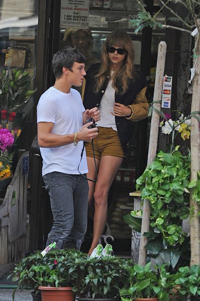 Taylor Swift walking in New York City Aug 31 2012