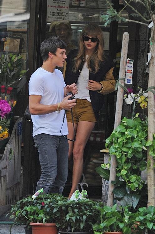 Taylor Swift walking in New York City Aug 31 2012